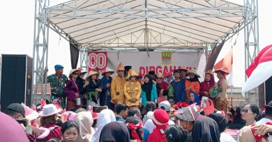 Warga Padati Lapangan Desa Jejalen Jaya Ikuti Karnaval Ceria Puncak Peringatan HUT RI Ke-80