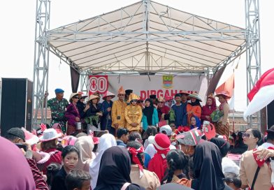Warga Padati Lapangan Desa Jejalen Jaya Ikuti Karnaval Ceria Puncak Peringatan HUT RI Ke-80