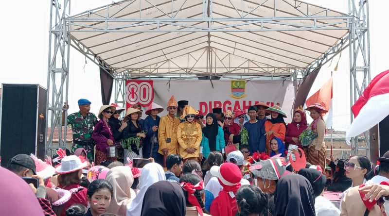 Warga Padati Lapangan Desa Jejalen Jaya Ikuti Karnaval Ceria Puncak Peringatan HUT RI Ke-80