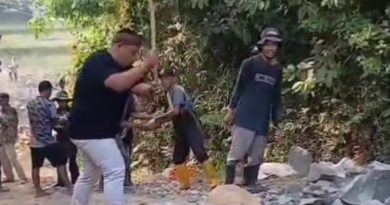 Musa Weliansyah Menggelontorkan Dana Pribadi Untuk Perbaikan Jembatan Kp. Cibogo Desa Malingping Utara Lebak Banten