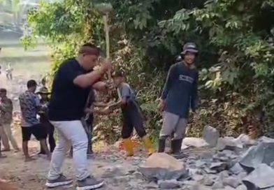 Musa Weliansyah Menggelontorkan Dana Pribadi Untuk Perbaikan Jembatan Kp. Cibogo Desa Malingping Utara Lebak Banten