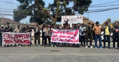 Gerakan 9 Bersama Aliansi Masyarakat Peduli Pembangunan Unjuk Rasa Terkait Kualitas Buruk Jalan Bang Andra di Lebak Selatan 