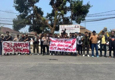 Gerakan 9 Bersama Aliansi Masyarakat Peduli Pembangunan Unjuk Rasa Terkait Kualitas Buruk Jalan Bang Andra di Lebak Selatan 
